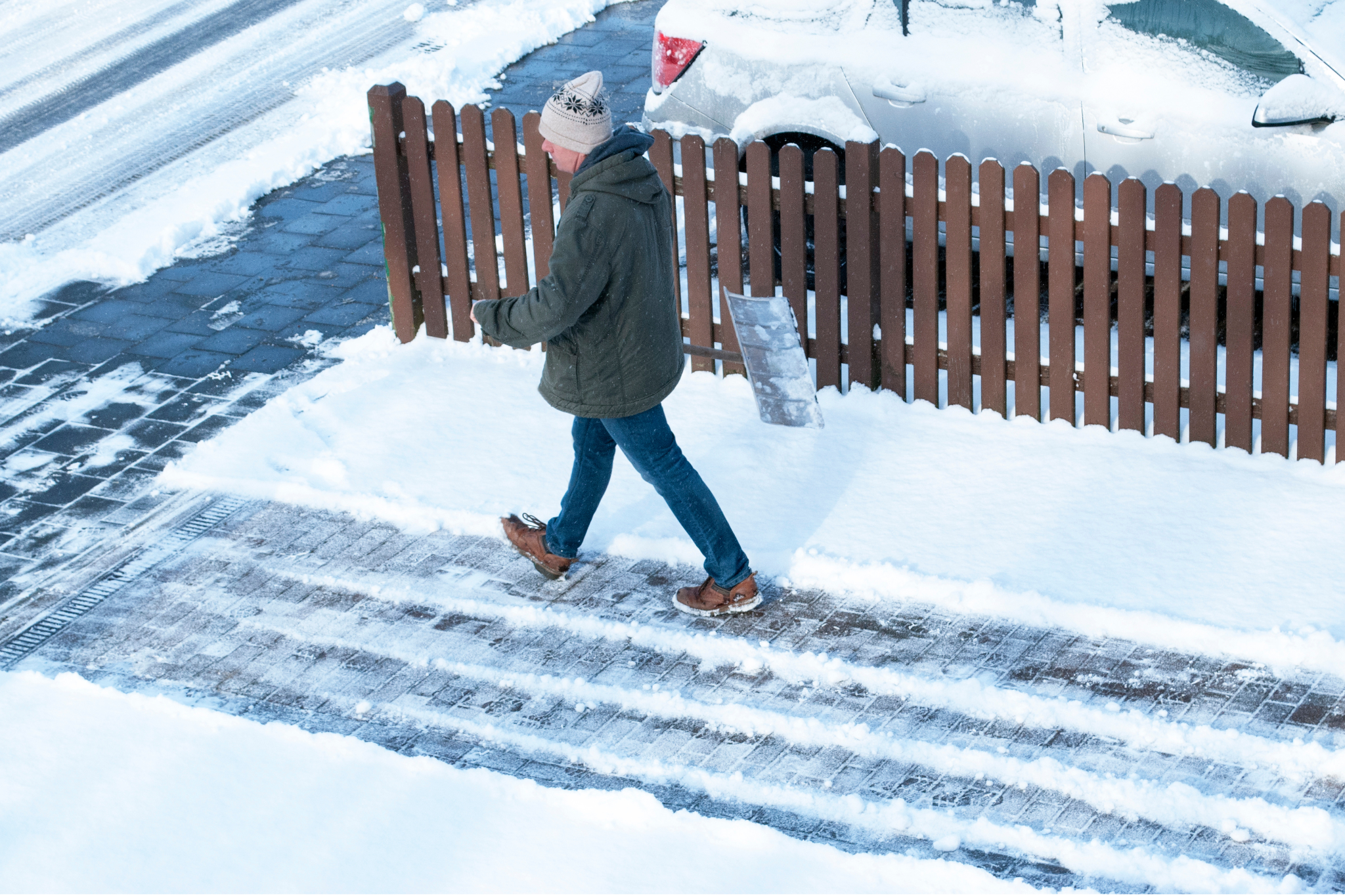 verkehrssicherungspflicht, Person verlässt schneebedeckte Einfahrt