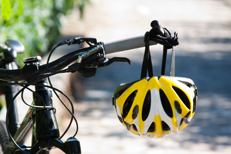 fahrradhelm der am fahrradlenker hängt (fahrradhelm pflicht?)