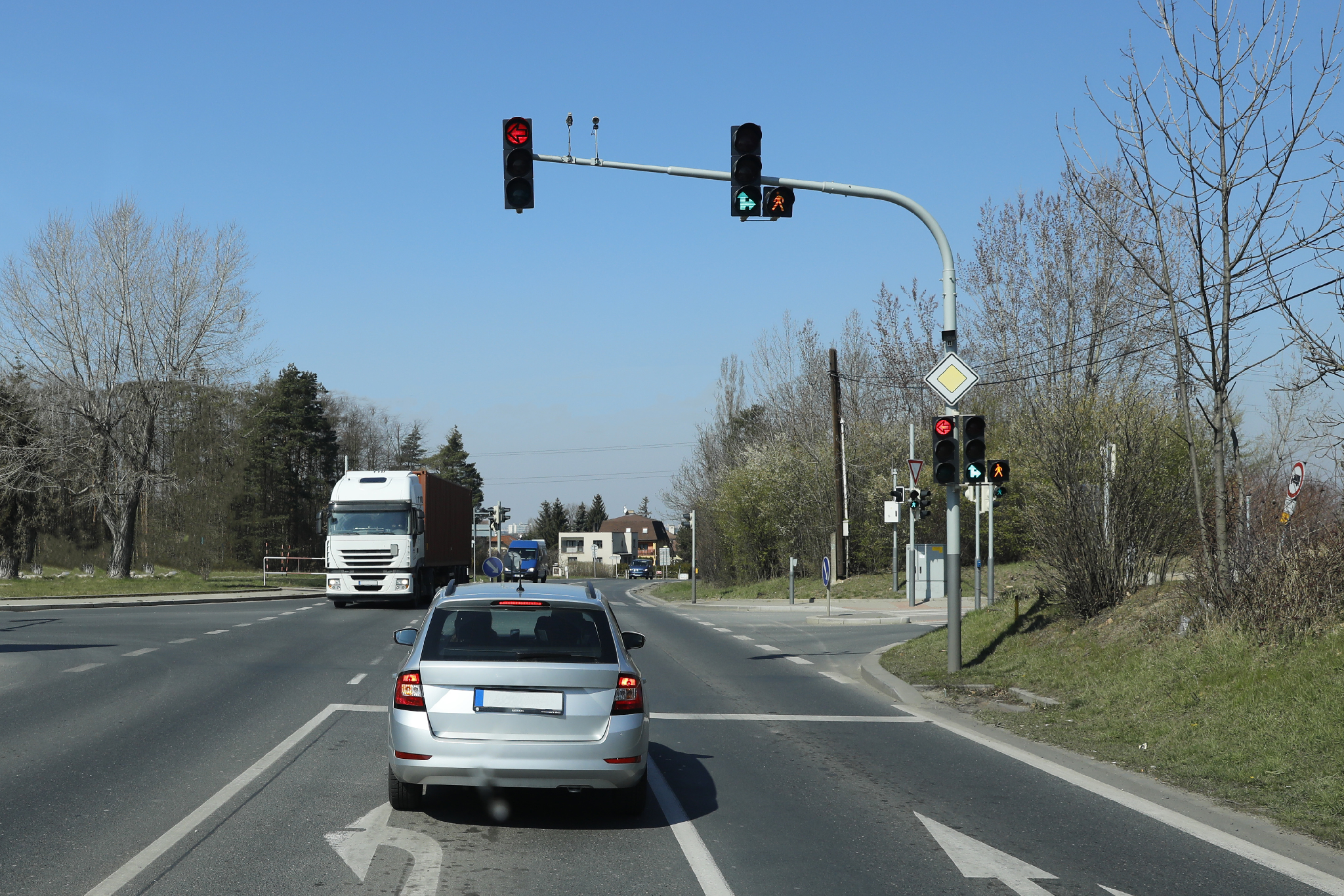 auto an kreuzung kurz vor tangentialem abbiegen