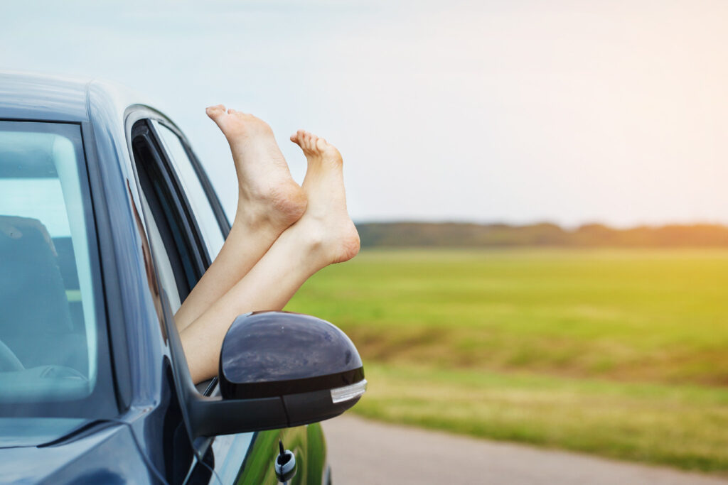 Darf man barfuß Auto fahren? Hier bekommst du die Antwort!