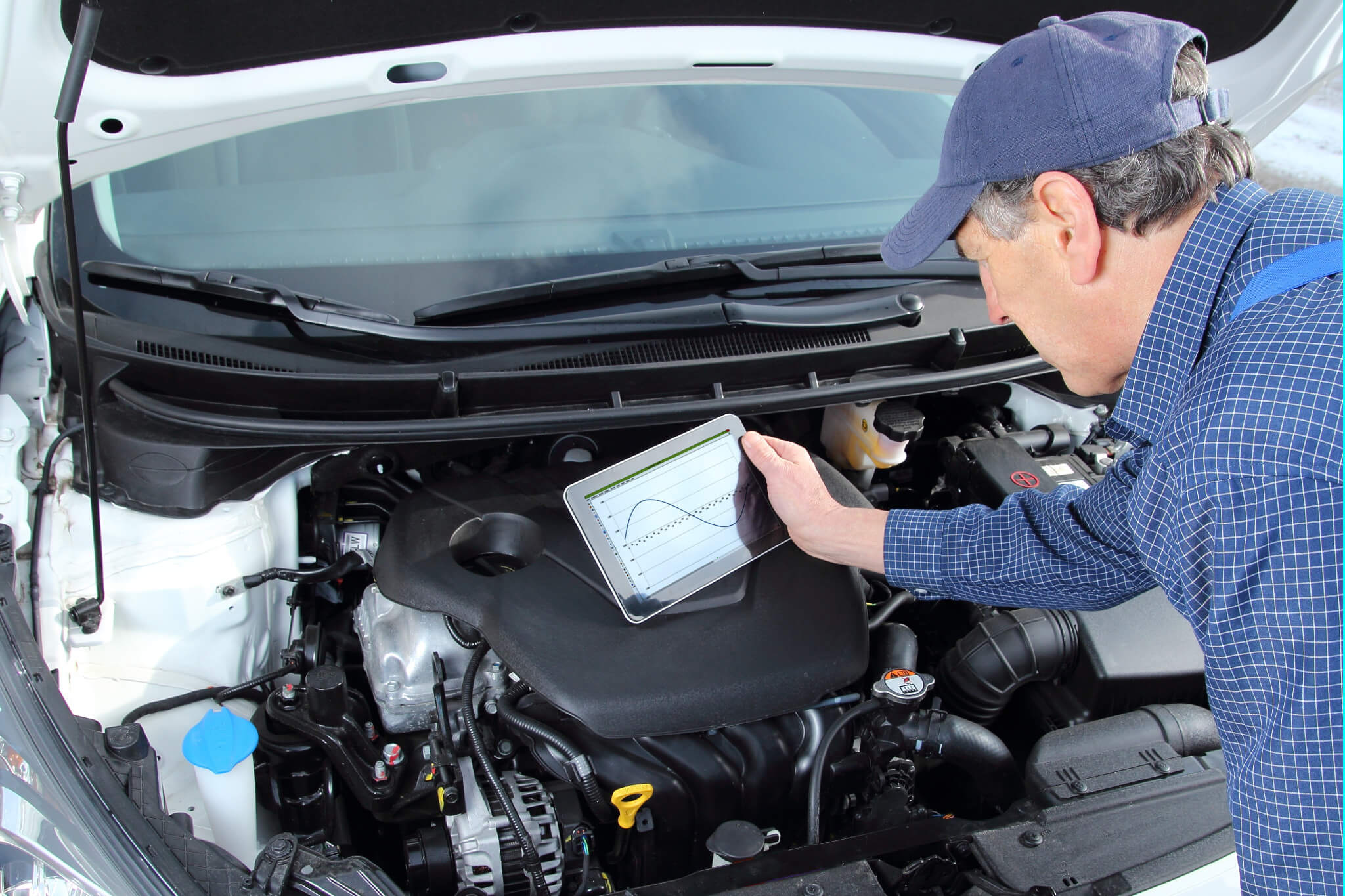 Fehlerspeicher auslesen, Mechaniker liest den Auto Fehlerspeicher aus