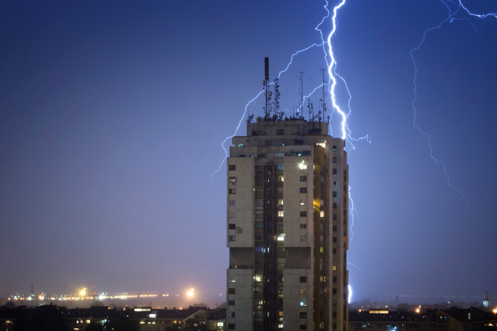 Blitzableiter Pflicht: Blitze um Hochhaus