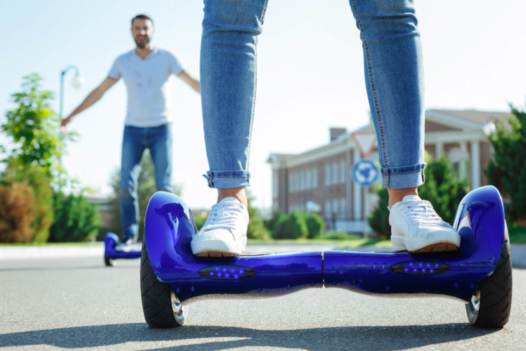 Zwei Personen auf Hoverboards