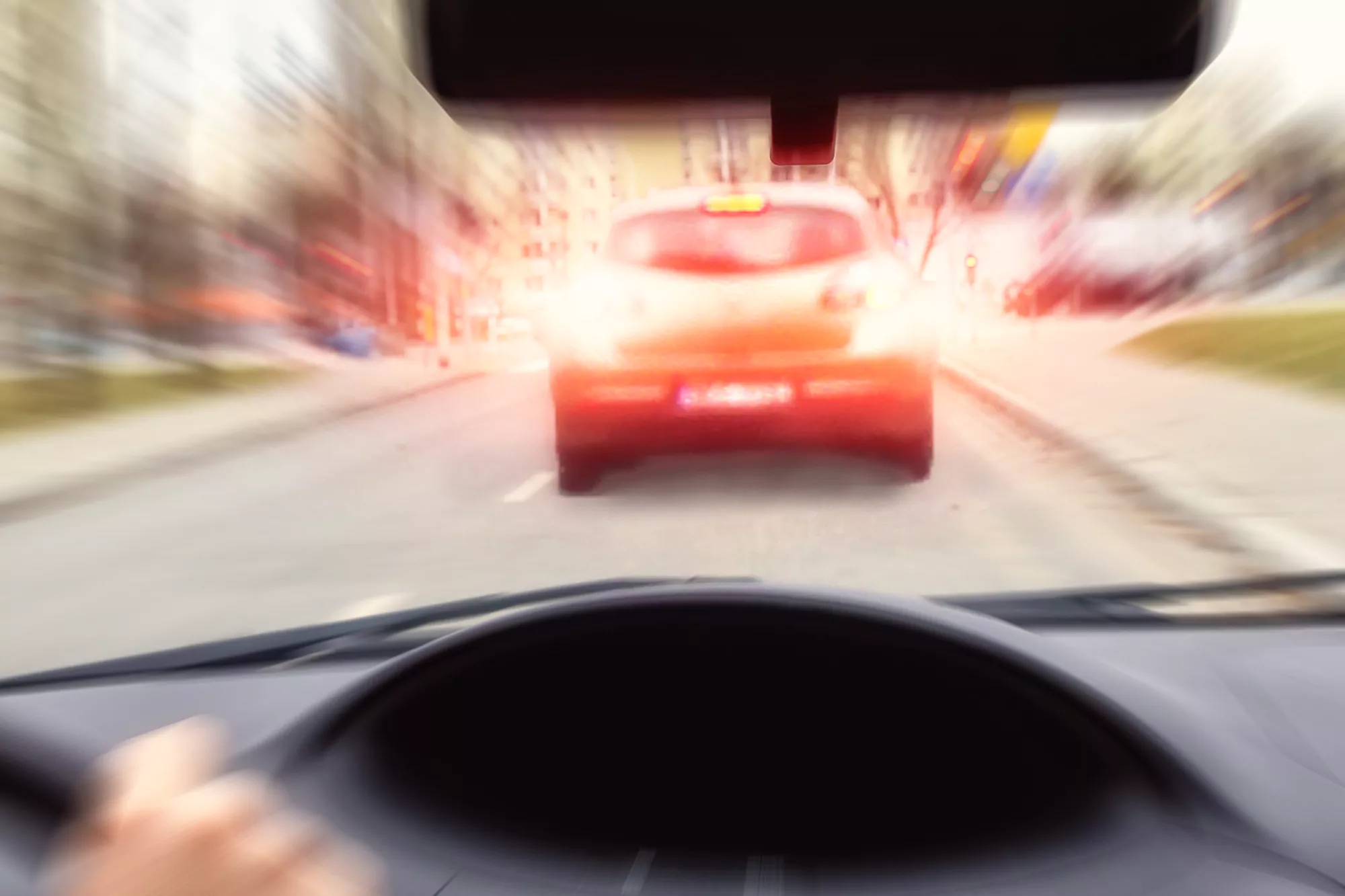 Gefahrenbremsung Auto, Bild durch die Windschutzscheibe auf bremsendes Auto