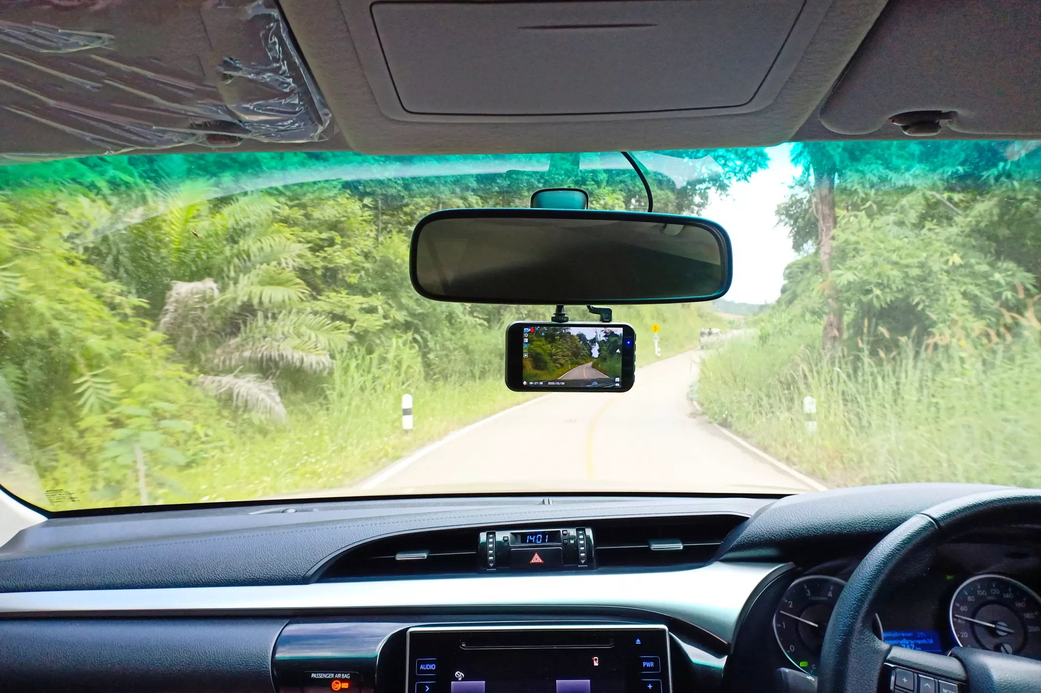 Regionalklasse KFZ, Blick auf die Straße durch eine Auto-Windschutzscheibe