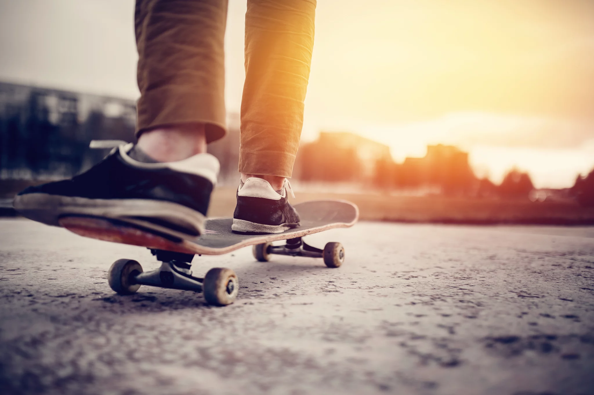 Skateboard Regeln, Skateboardende Person im Sonnenuntergang
