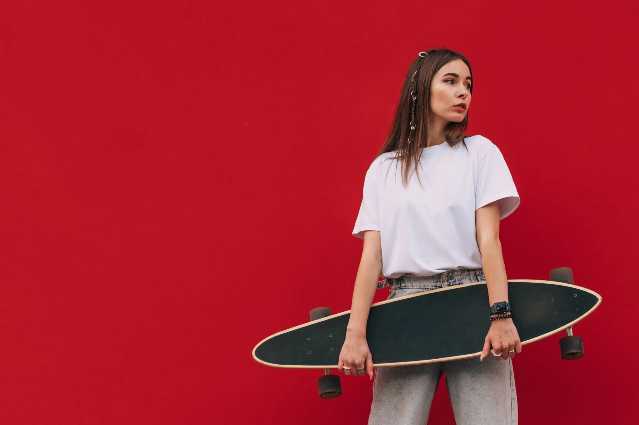 Skateboard Regeln, Frau hält Skateboard
