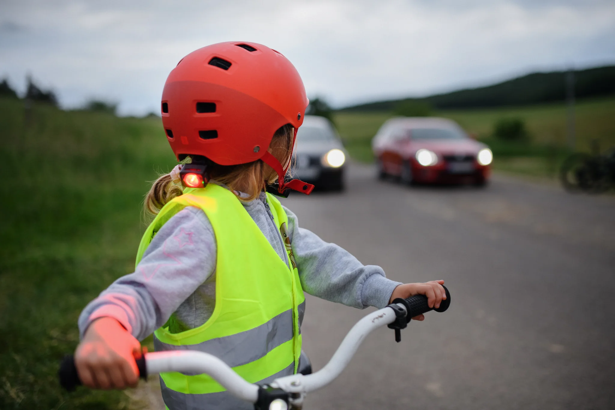 mädchen auf fahrrad (Verkehrssicherheit)