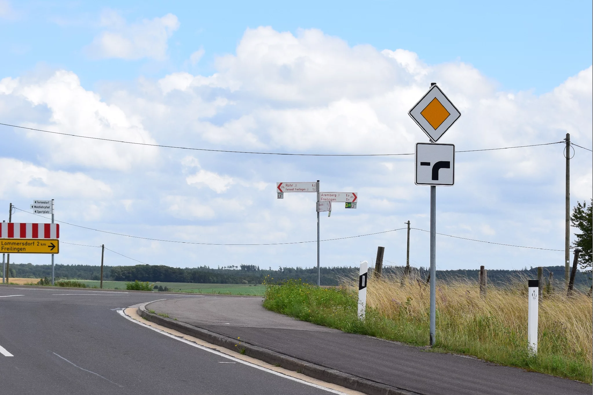 abknickende vorfahrt, Bild einer abknickenden Vorfahrtsstraße
