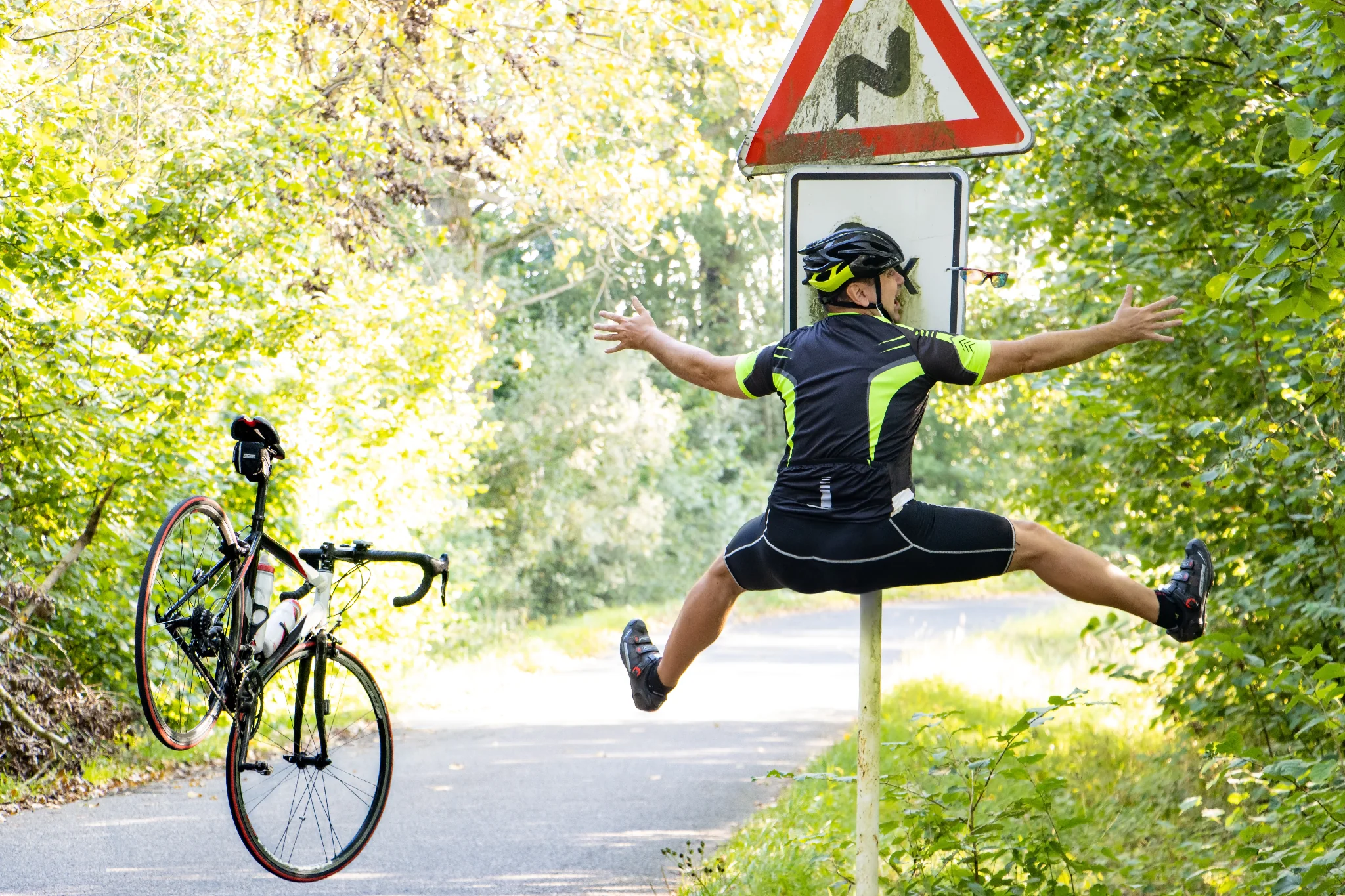 Mann ist bei einem Fahrradunfall vor ein Schild gefahren