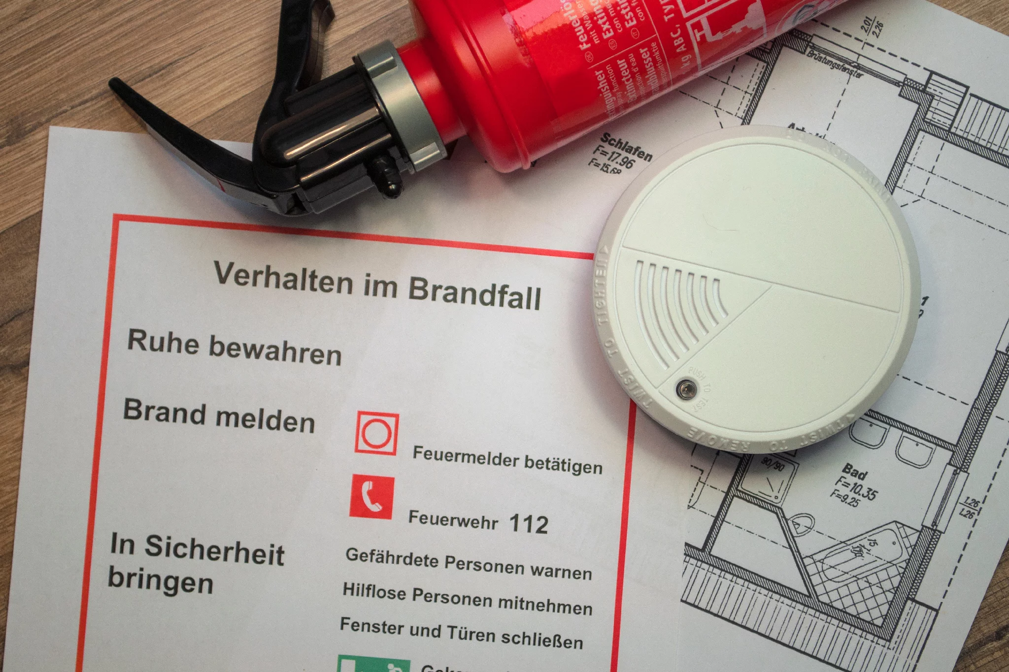 feuerlöscher und co, Zettel mit Regeln zum Verhalten bei einem Wohnungsbrand