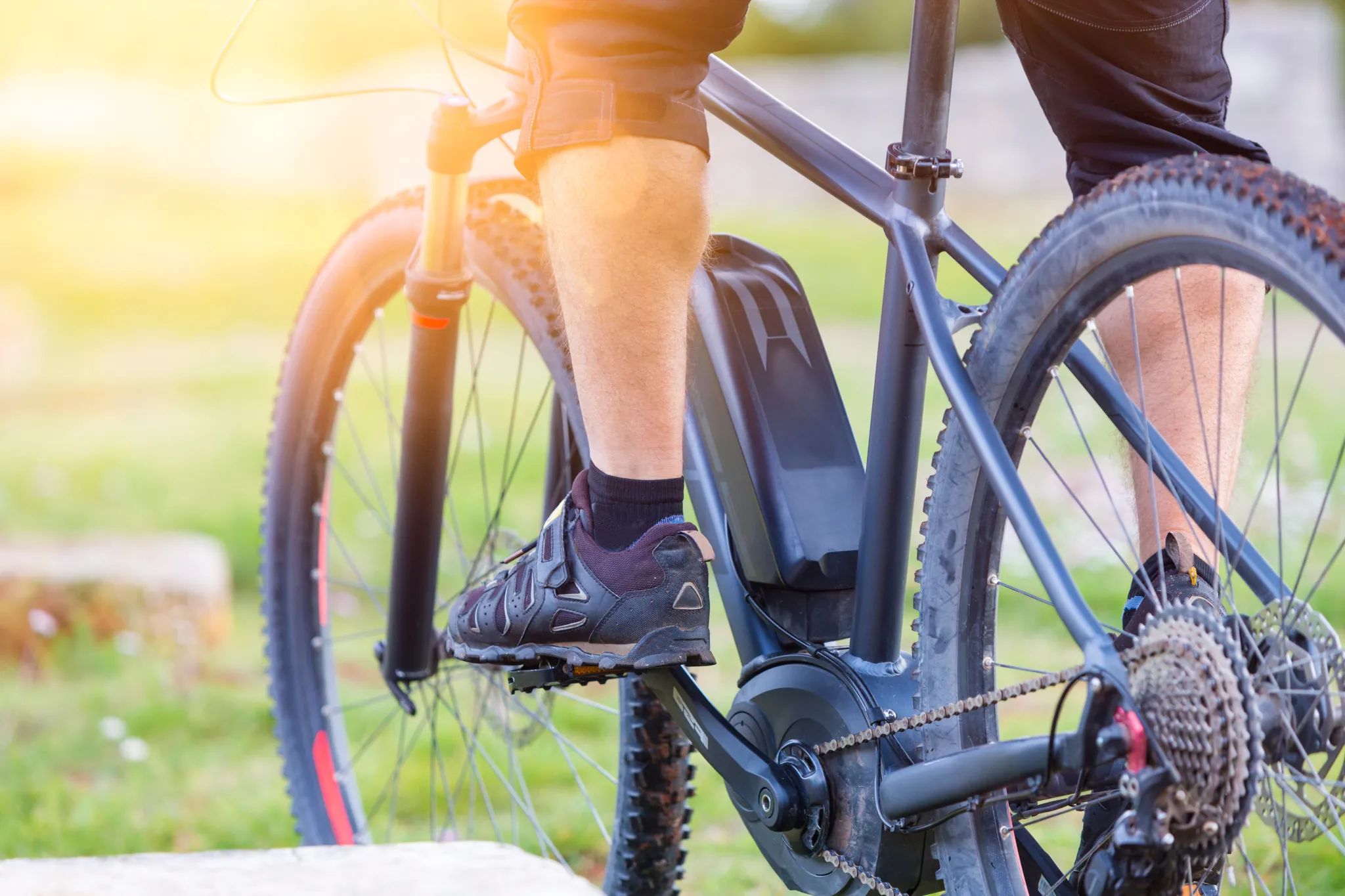 mann auf e-bike (e-bike kaufen)