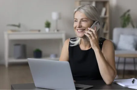 Handyversicherung, Frau telefoniert mit Handy und lächelt dabei