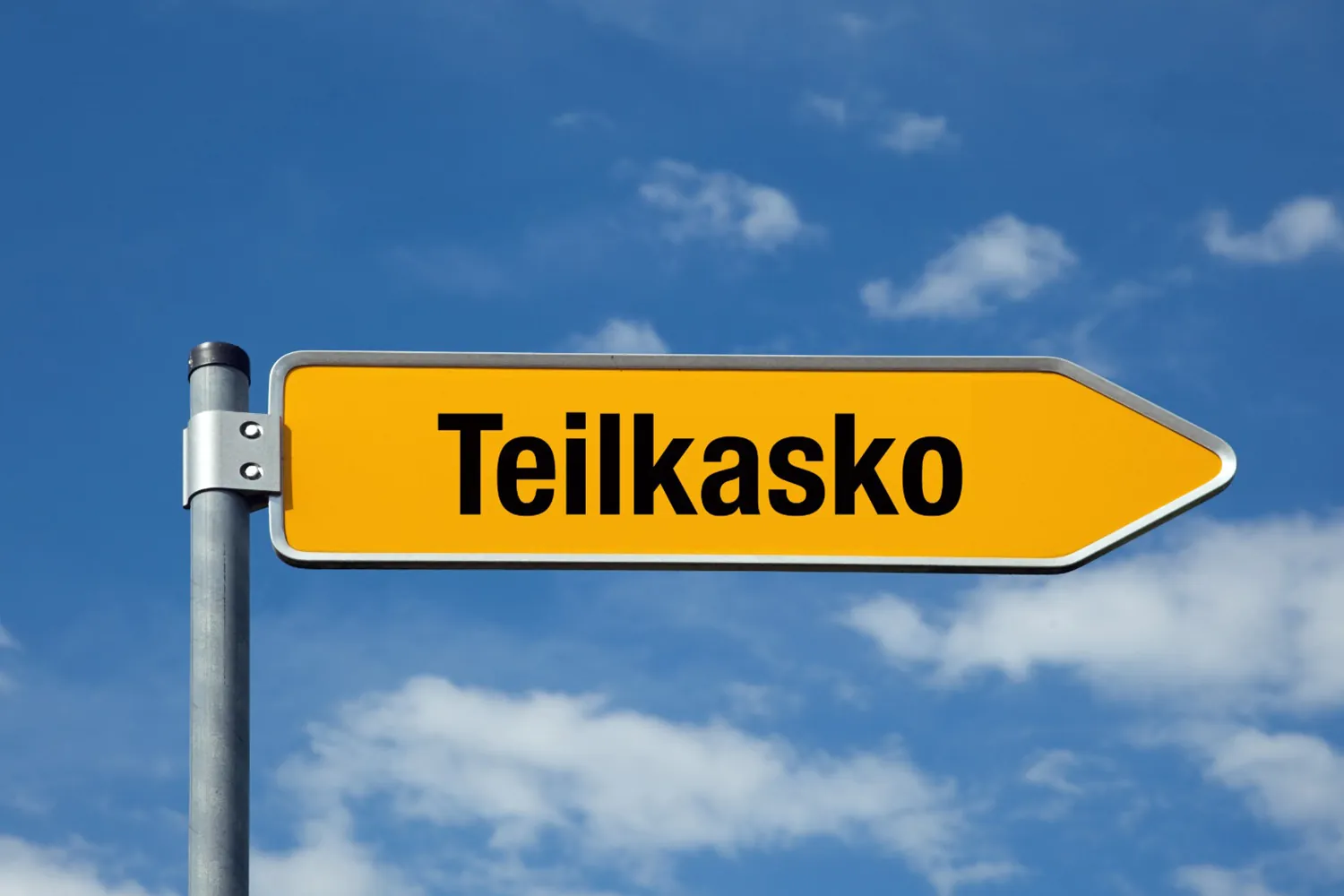 KAskoversicherung, Pfeil-Straßenschild auf dem Teilkasko steht vor Himmel