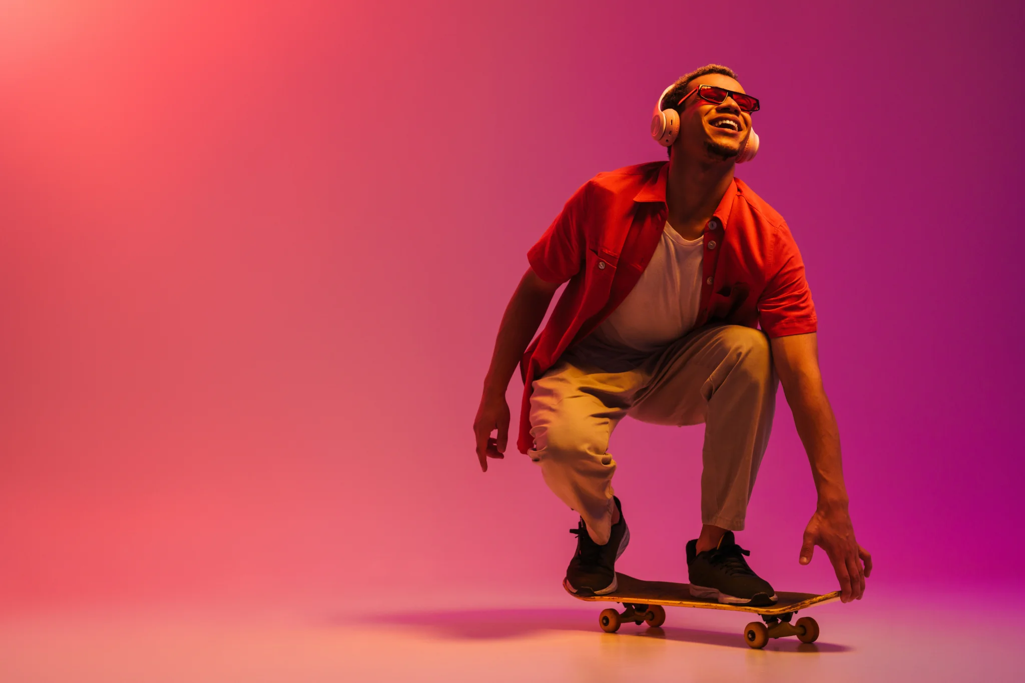 Skateboard Regeln, Junger Mann skateboardet