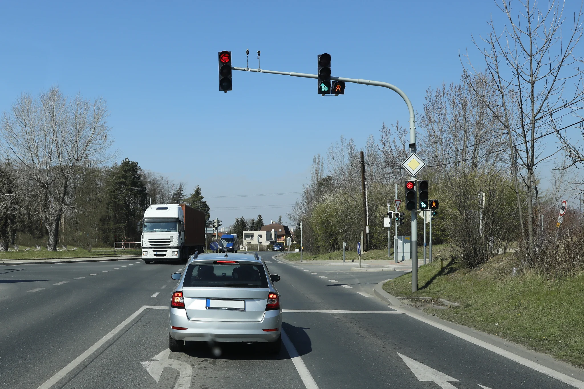 auto an kreuzung kurz vor tangentialem abbiegen