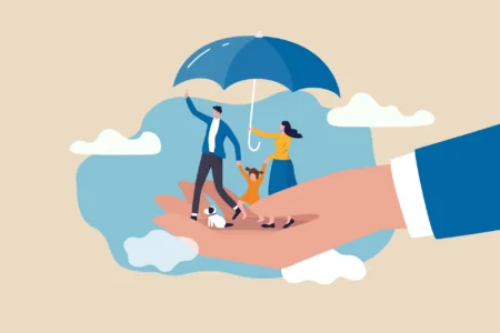 Kinderversicherung, Mann, Frau, Hund und Kind stehen auf einer Hand unter einem Regenschirm