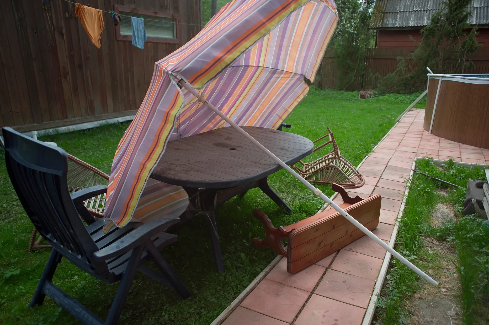 Gartenmöbel durch Sturm beschädigt Versicherung, Durch Sturm umgefallene Gartenmöbel: Bank, Stuhl und Sonnenschirm