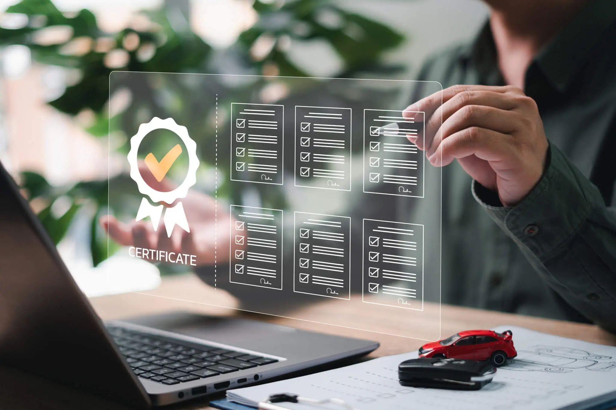 Kontrahierungszwang KFZ, Person hakt auf Hologramm-Liste einen Punkt ab. Auf dem Schreibtisch sind ein Laptop, ein Spielzeugauto, dokumente und ein Autoschlüssel