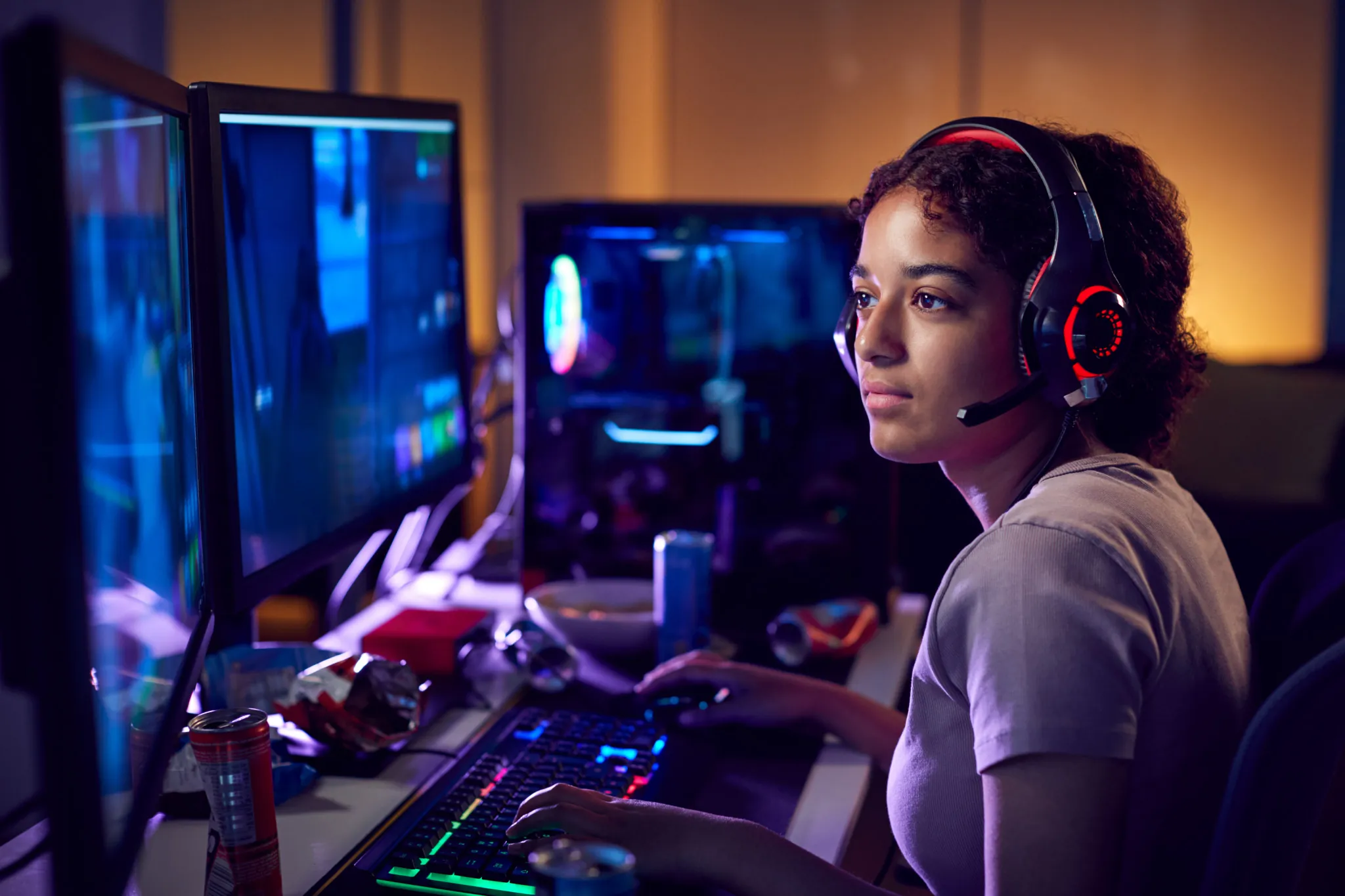 Gaming-Gadgets: junge Frau am Gaming PC
