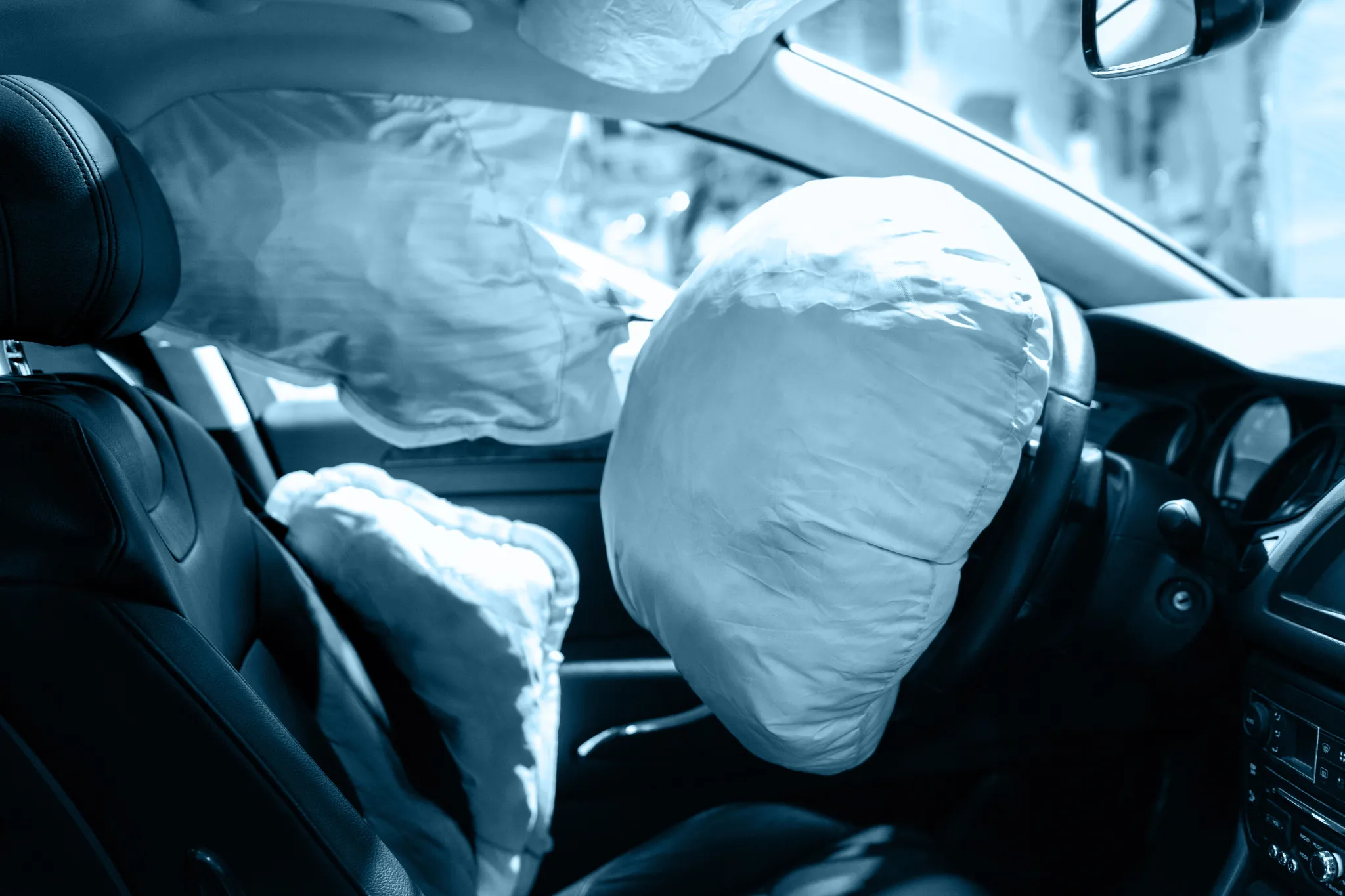 Seitenairbag und Frontairbag im Auto geöffnet