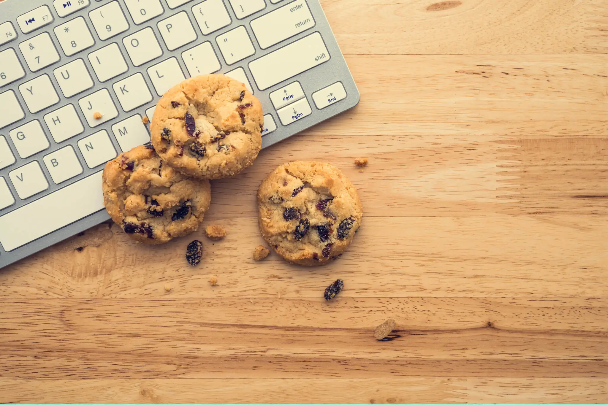 Cookies Internet, Drei Rosinenkekse auf Tastatur
