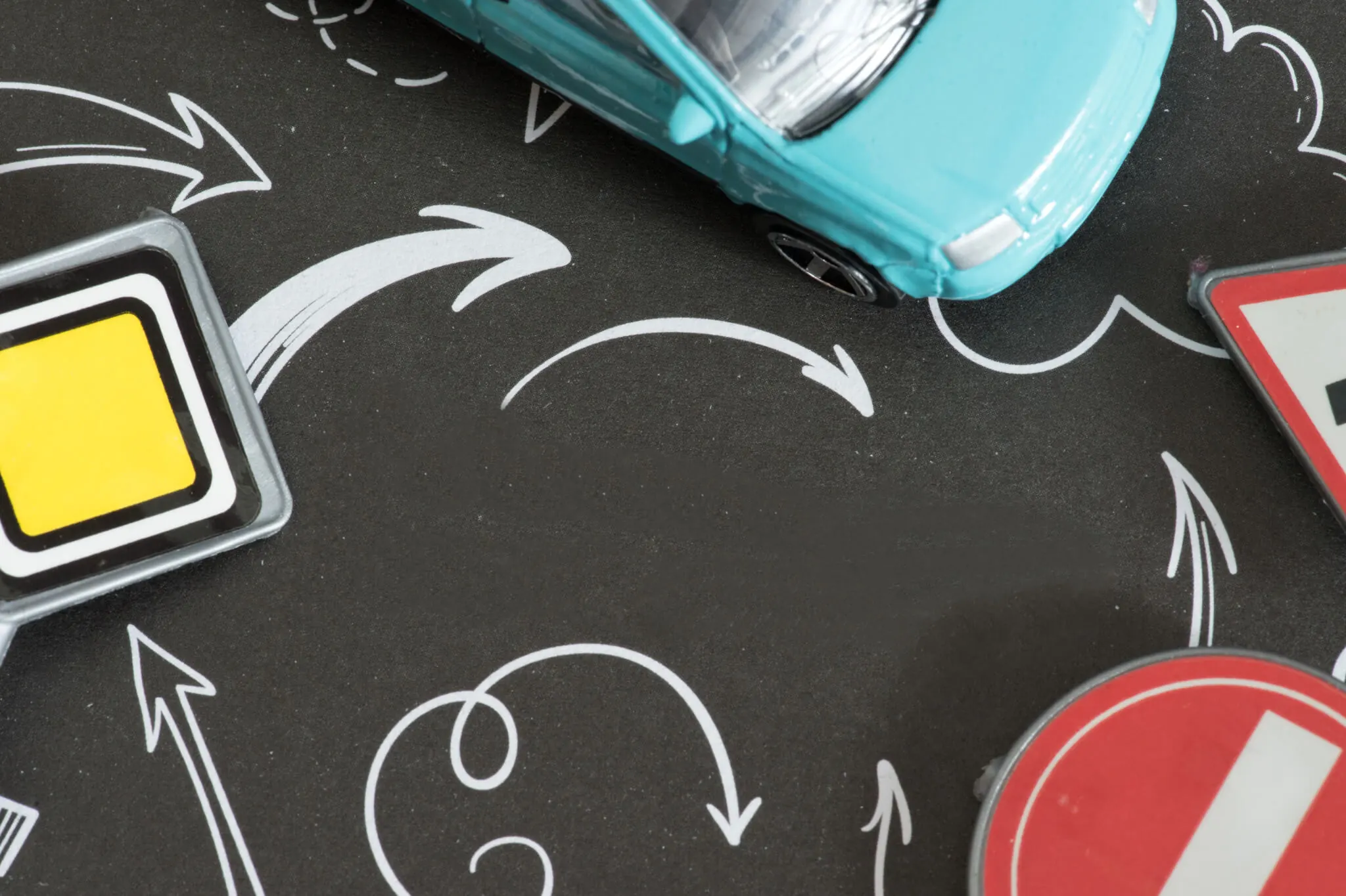 Erste Fahrstunde, Spielzeugauto, Pfeile und Verkehrsschilder