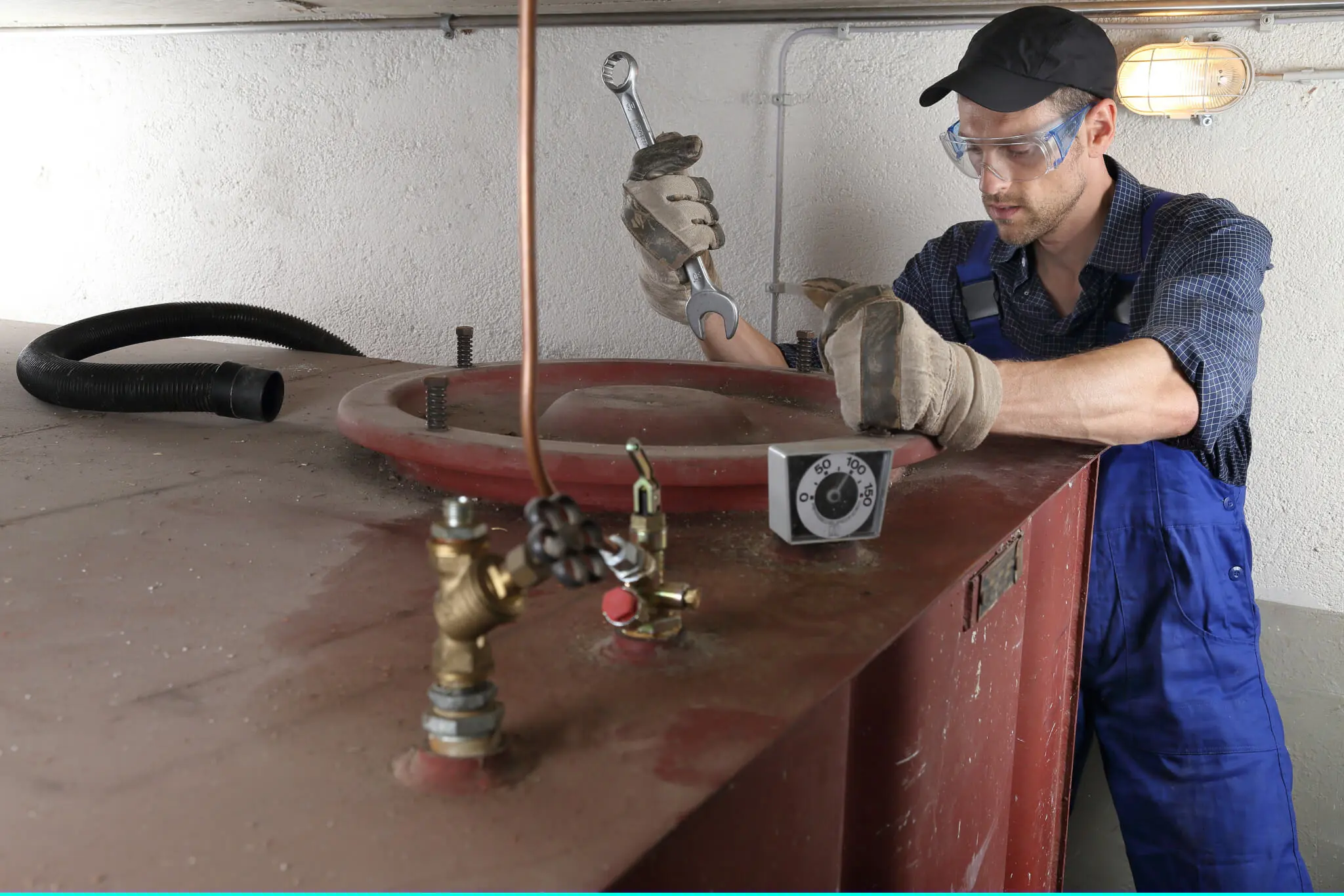 Öltankversicherung, Mann repariert Öltank