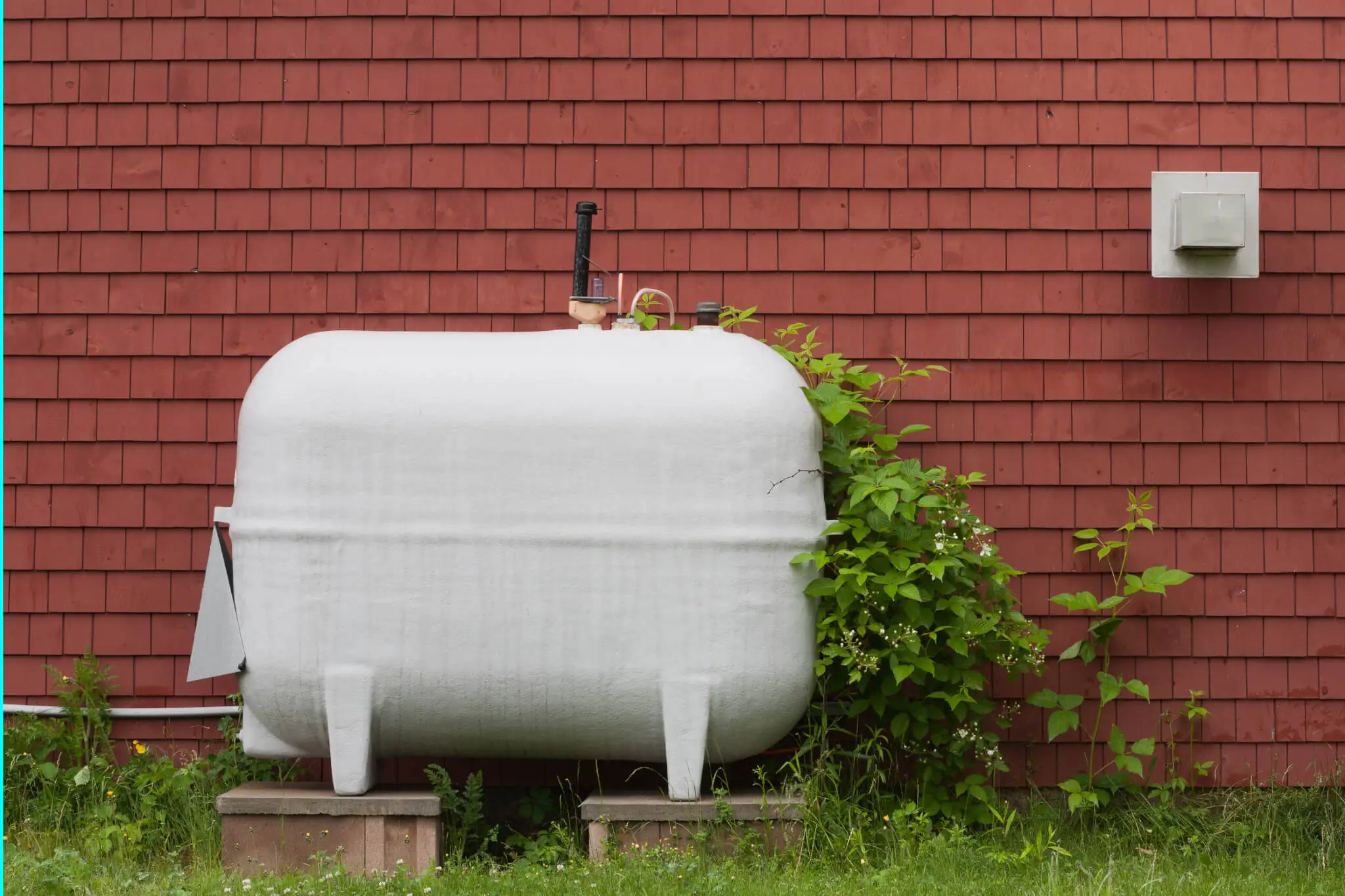 Öltankversicherung, Öltank an Hauswand