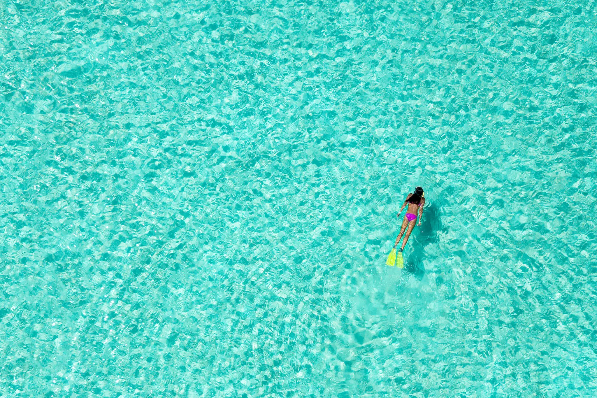 Beste Schnorchelgebiete, Person schnorchelt in grün blauem Wasser