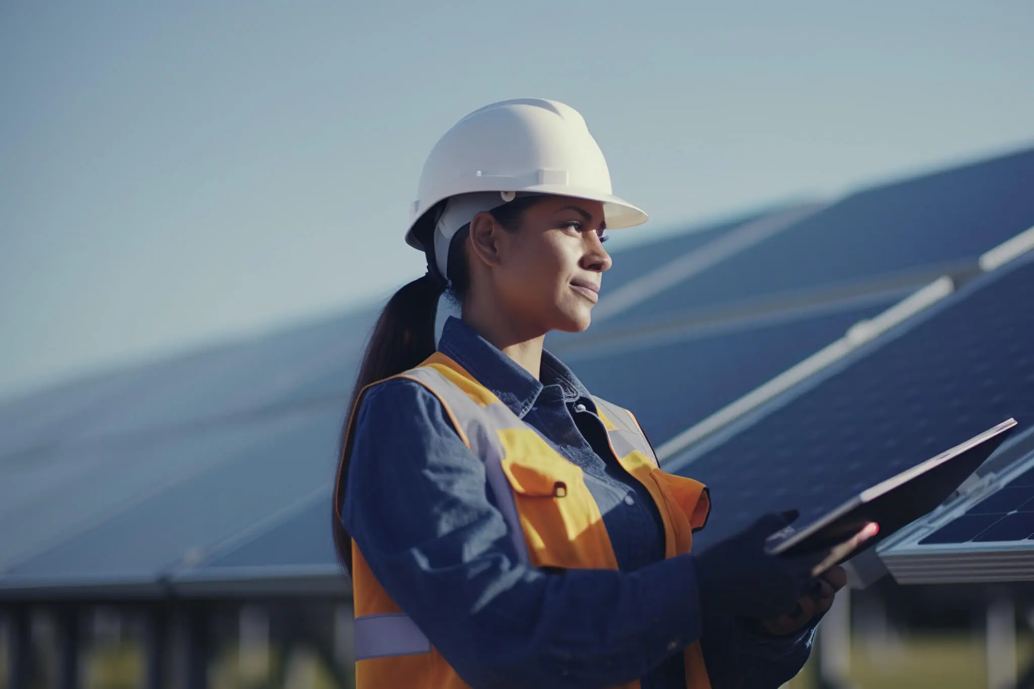 Erneuerbare Energien Gebäudetechnik , Bauleiterin vor Photovoltaikanlage
