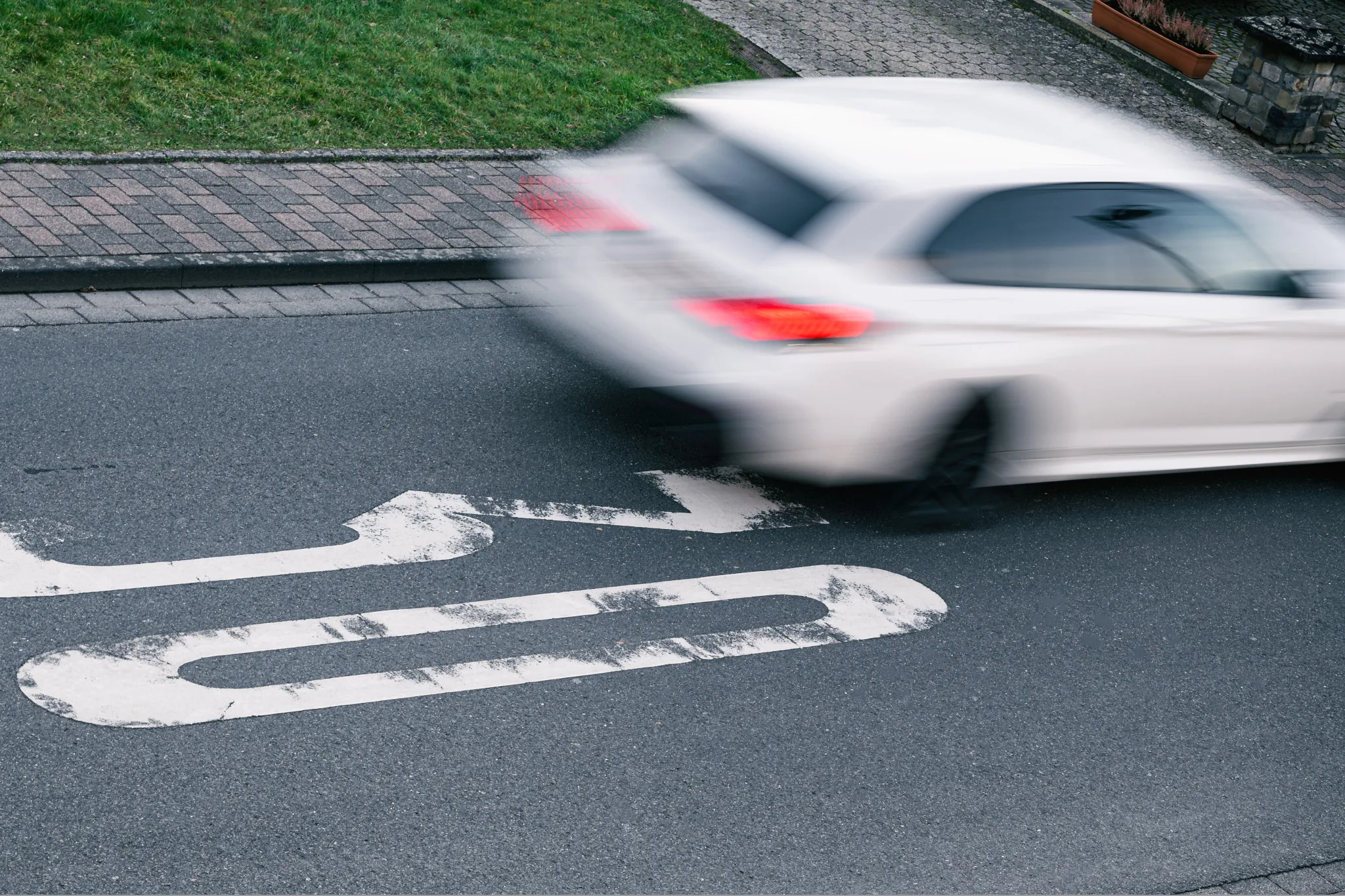 Geschwindigkeitsüberschreitung: Auto fährt zu schnell in 30er-Zone