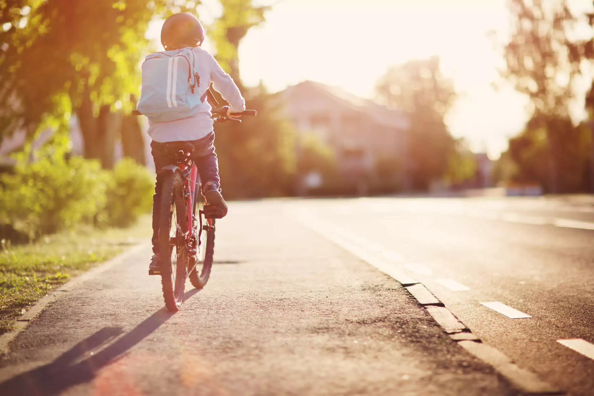 Verkehrserziehung Kinder, Kind auf Fahrrad